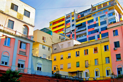 Bunte Häuserfassaden in der Stadt Tirana, Albanien