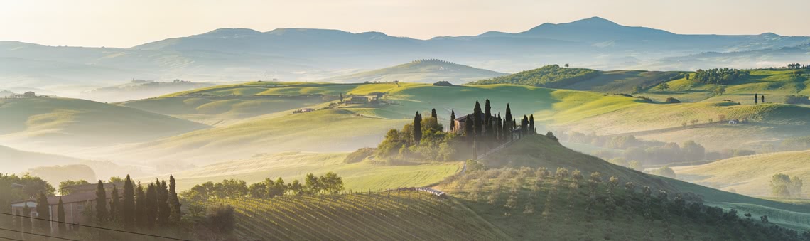 typische Landschaft der Toskana mit Hügeln und Zypressen