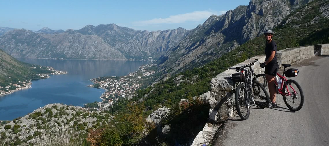 Radfahrer mit Ausblick auf die Bucht von Kotor in Montenegro
