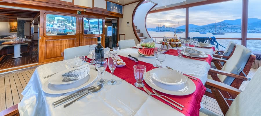 Gedeckter Tisch auf dem Außendeck der Motoryacht Love Boat in der Türkei