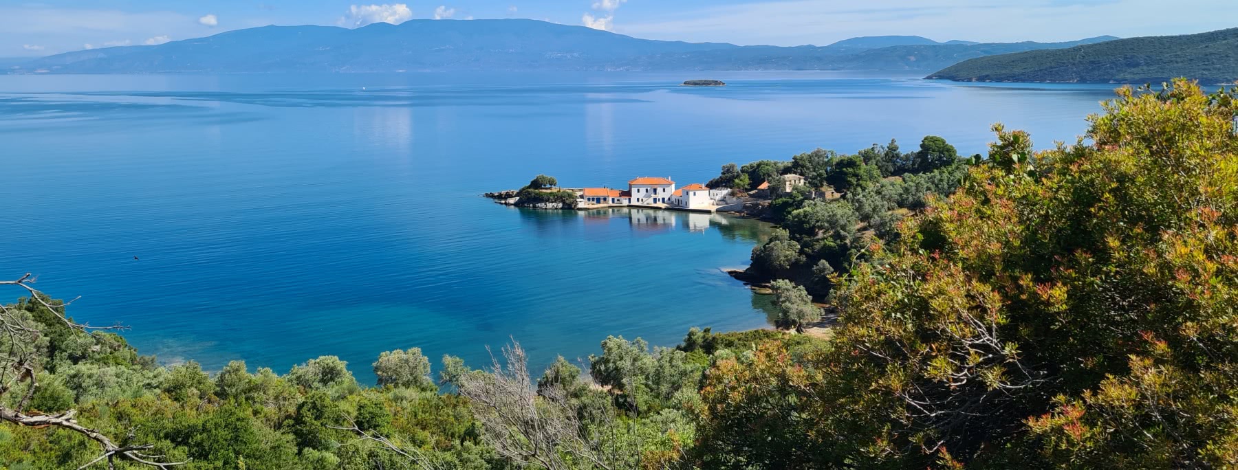 Landzunge mit weißem Häuschen auf der Halbinsel Pelion