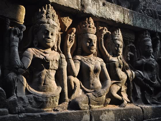 Steinmetzarbeiten von vier spirituellen Figuren in Kambodscha