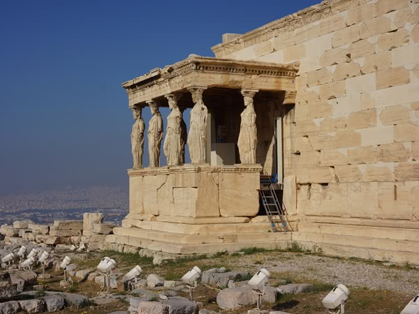 5 Karyatiden auf der Akropolis von Athen mit der Stadt Athen im Hintergrund