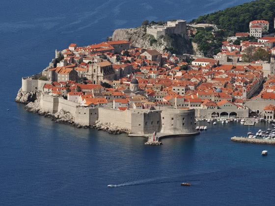 Luftaufnahme der Altstadt von Dubrovnik und der Stadtmauern