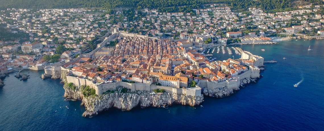 Luftaufnahme der Altstadt von Dubrovnik und der Stadtmauern