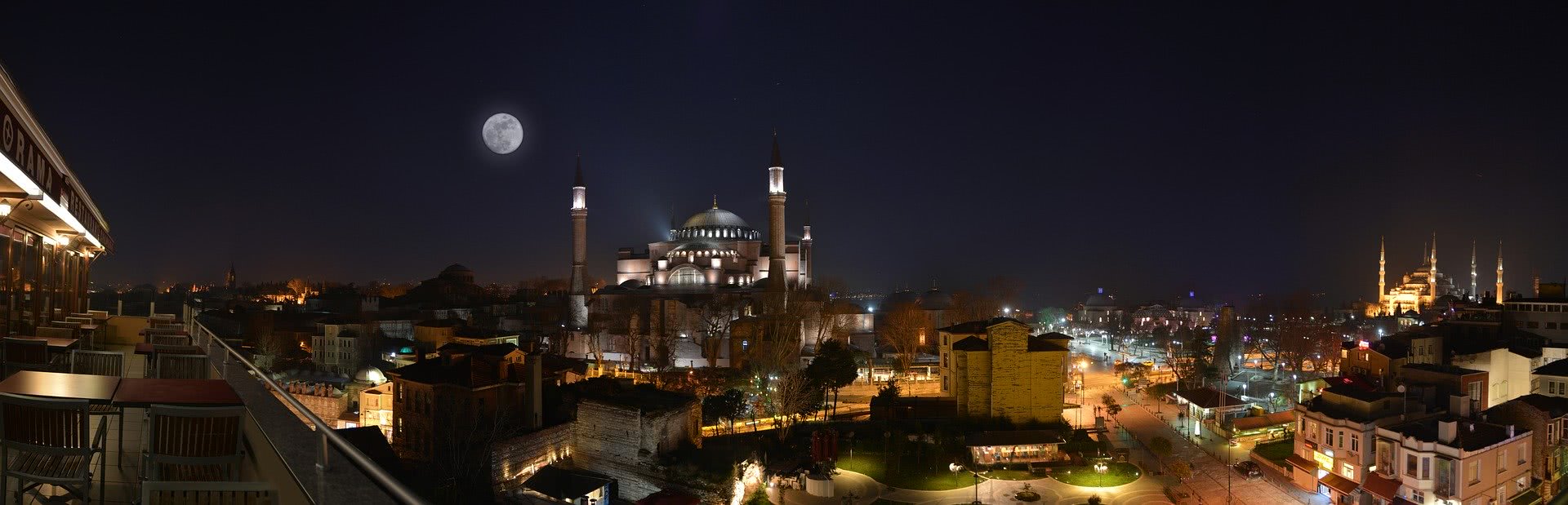 Panoramablick über die Stadt Istanbul bei Vollmond in der Nacht