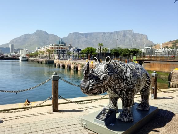 Skulptur eines Nashorns an der Hafenpromenade in Kapstadt