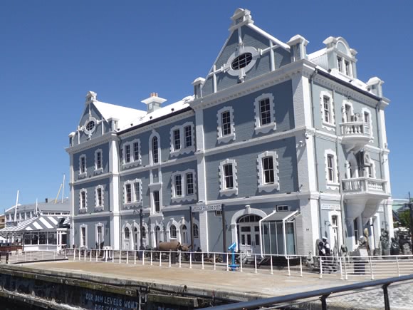 Großes blaues und weißes Gebäude an der Hafenpromenade in Kapstadt