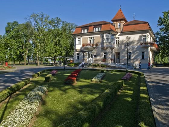 Ansicht des Hotels mit gepflegtem Heckengarten im Vordergrund