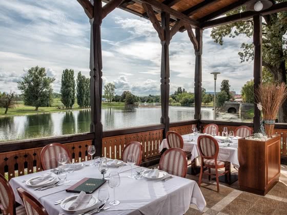 Terrace with set tables and view over the river