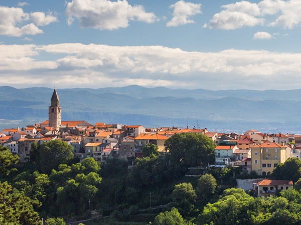 Blick auf schönes Bergdorf auf der insel krk, Kroatien