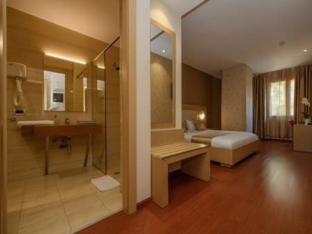 Gesamtansicht eines Doppelzimmers des Hotels Sky2 in Tirana