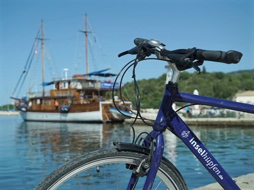 Islandhopping-Bike infront of ship Panagiota