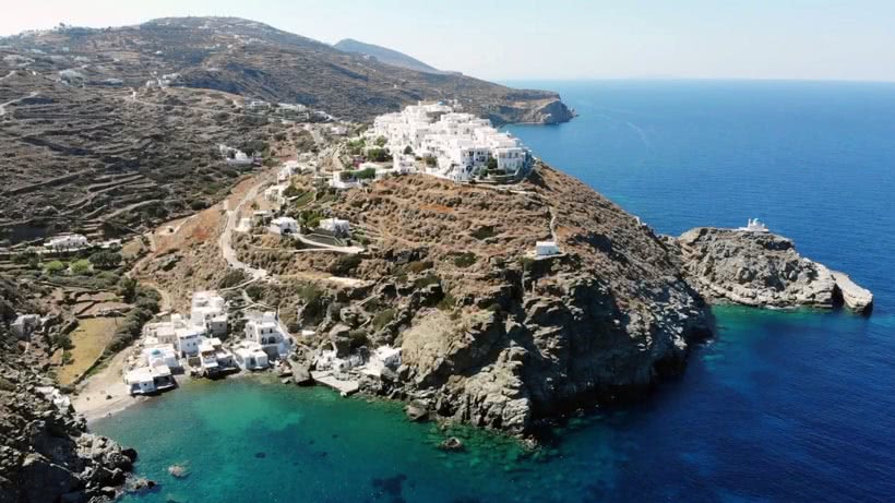 Luftaufnahme von der Ortschaft Kastro auf der Insel Sifnos in Griechenland