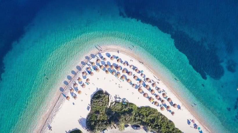 Luftaufnahme von einem Traumstrand auf der Insel Alonissos