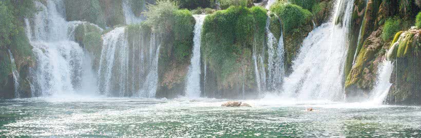 Panoramabild der Krka Wasserfälle im Nationalpark Krka in Kroatien