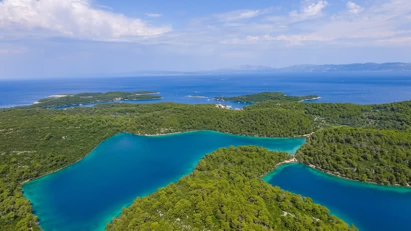 Luftaufnahme der über die Insel Mljet verstreuten Salzseen und Wälder