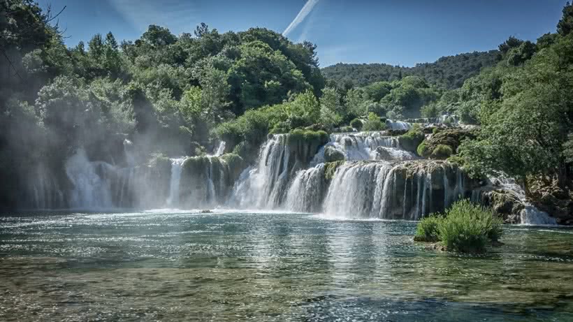 Seitenansicht der Krka-Wasserfälle