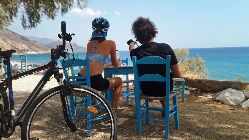 Radfahrer machen eine Pause mit Blick aufs Meer