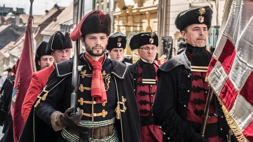 Männer in historischen Gewändern kroatischer Soldaten des 17. Jahrhunderts
