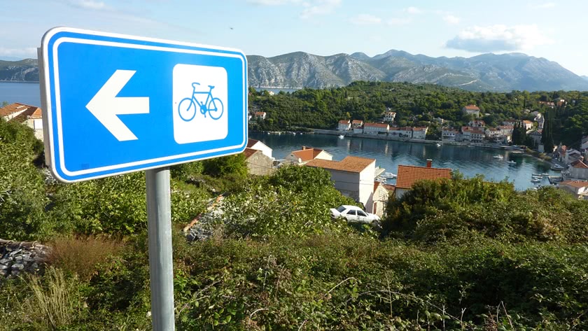 Hinweisschild Fahrradweg auf der Insel Solta in Kroatien