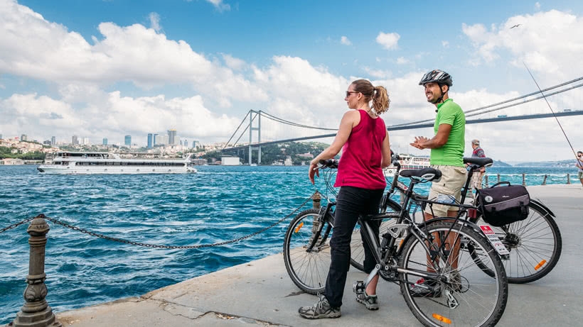 Zwei Radfahrer stehen am Hafen